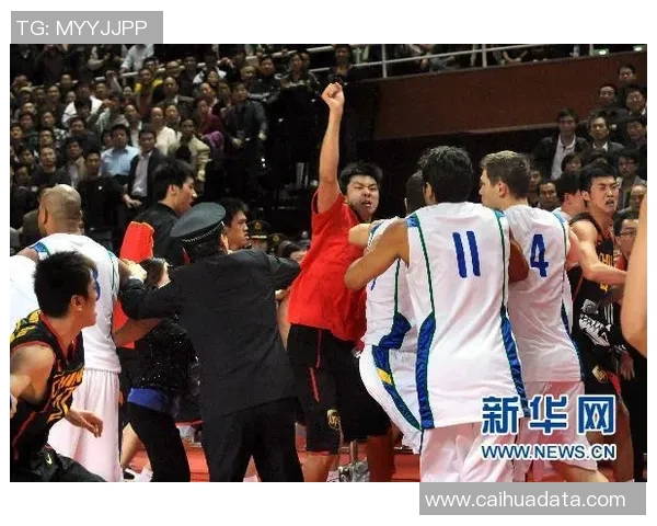 中国男篮与巴西队激烈冲突引发群殴赛场混乱球迷反响热烈